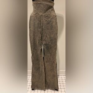 Chatoyant women’s Wide Leg Legging with fold over waist band
Size Large